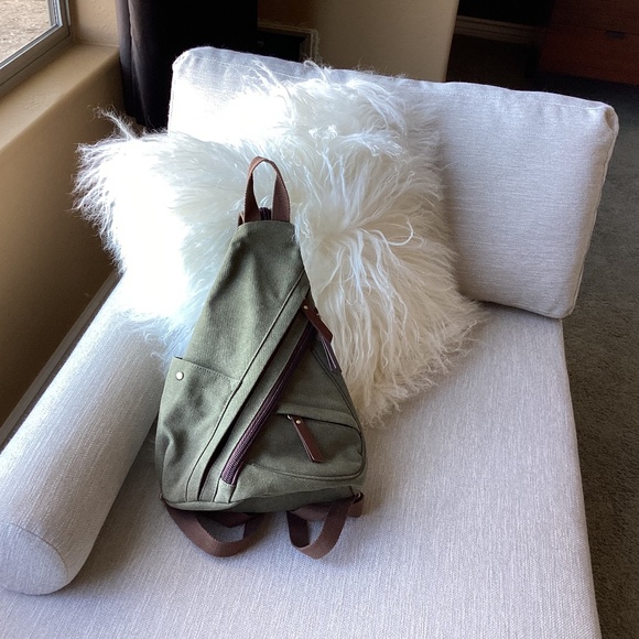 Canvas sling bag backpack in army green - Picture 1 of 7